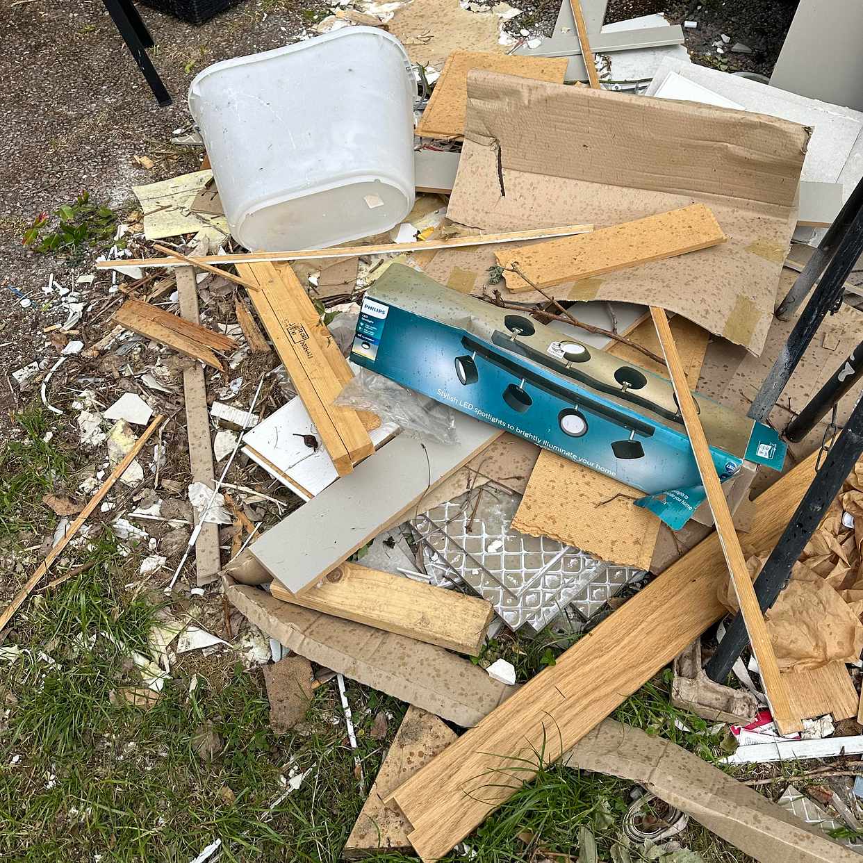 image of Säckar med trämaterial - Vällingby