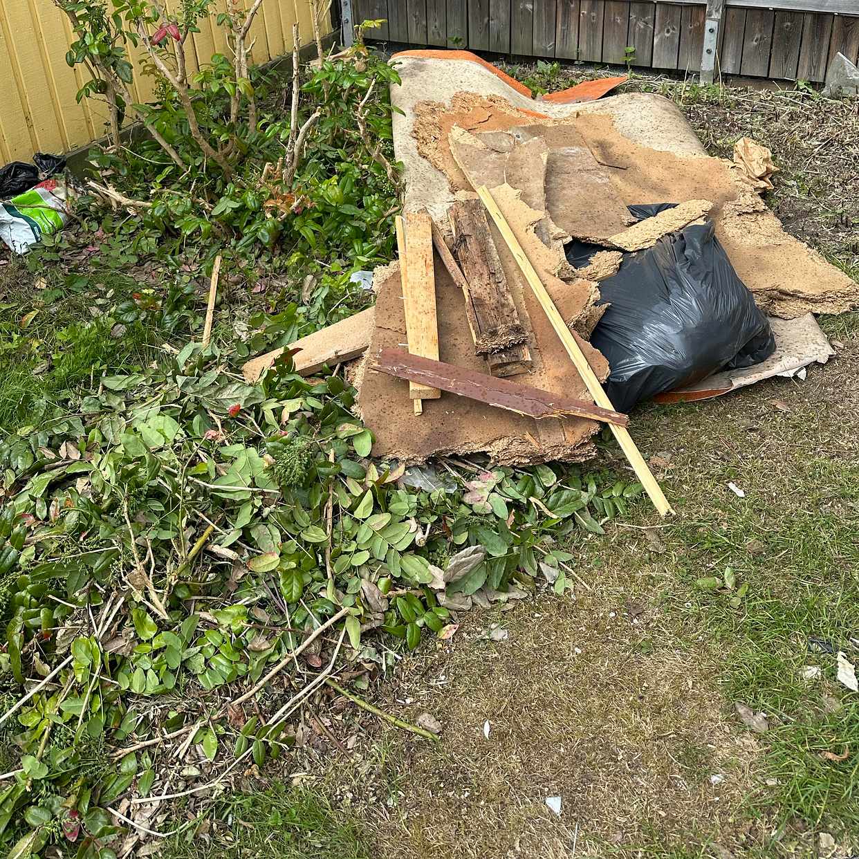 image of Säckar med trämaterial - Vällingby
