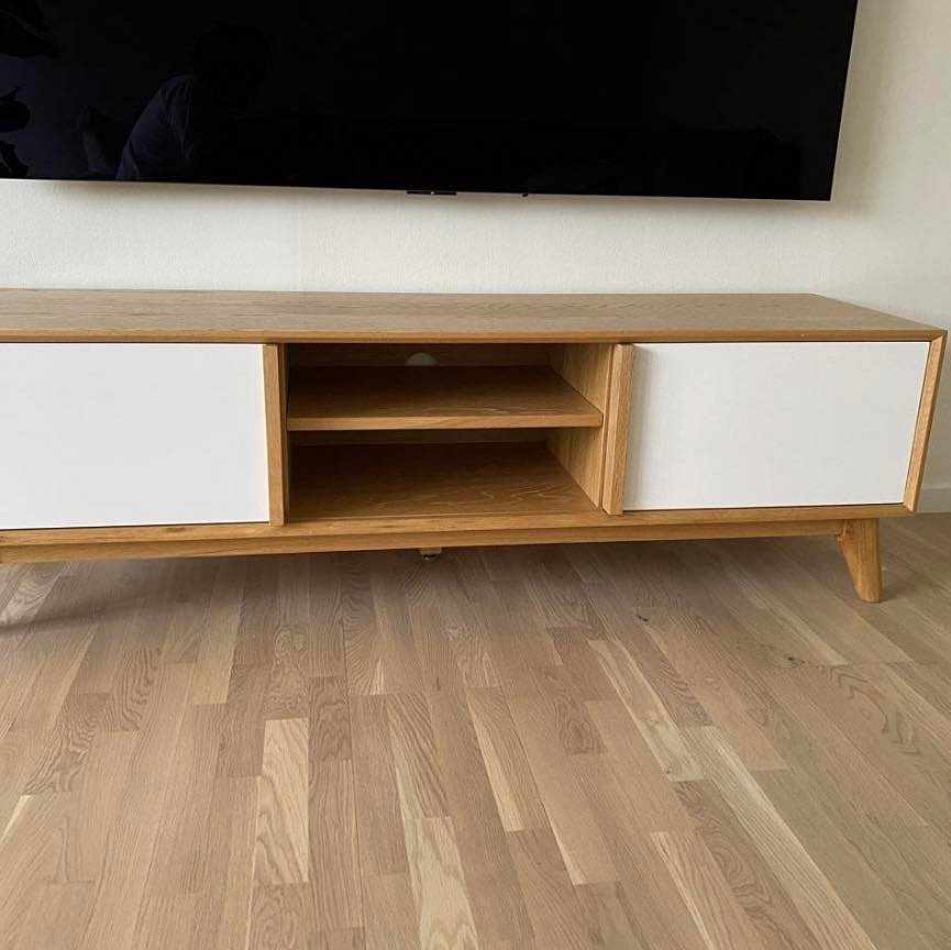 image of Att leverera en tv- bänk - 