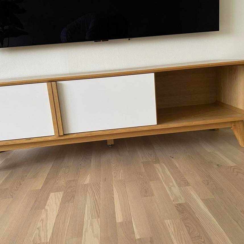 image of Att leverera en tv- bänk - 