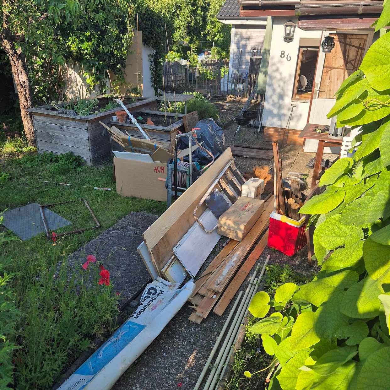 image of Müll aus Kleingarten - Berlin