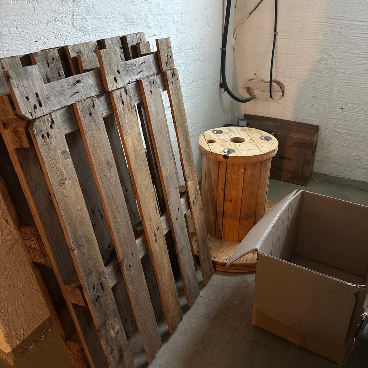 image of Två lastpallar, en karton - Längbro