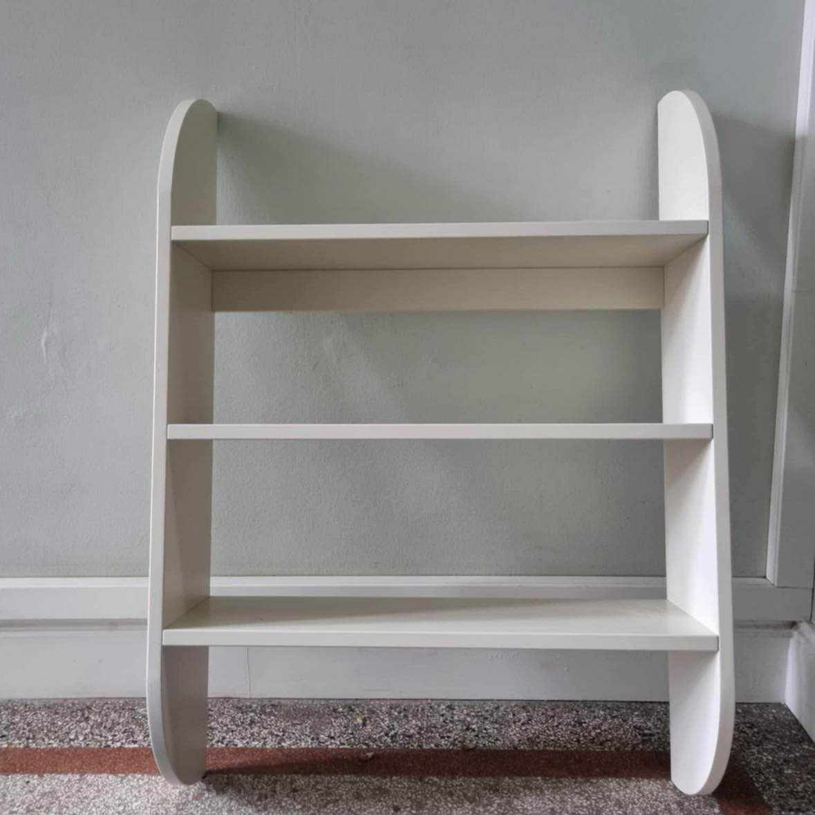 image of Liten hylla ska flyttas - 