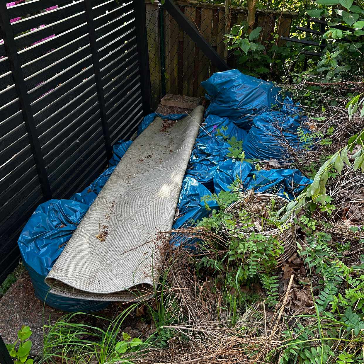 image of Slänga trädgårdsavfall mm - Lidingö