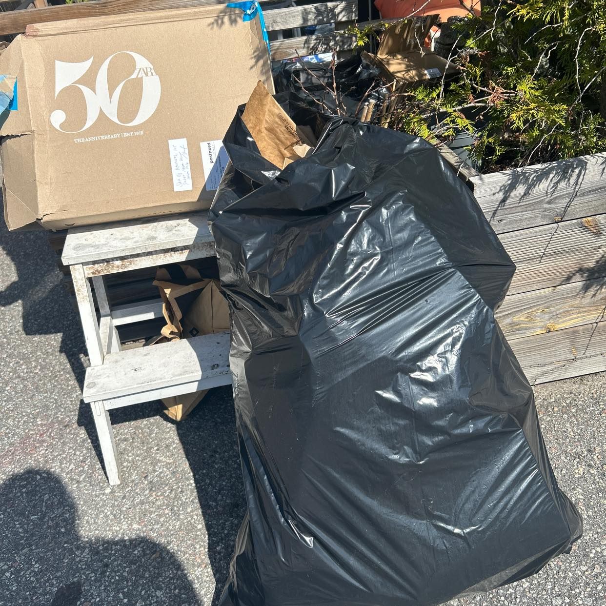 image of Cardboard + garden waste - Järfälla