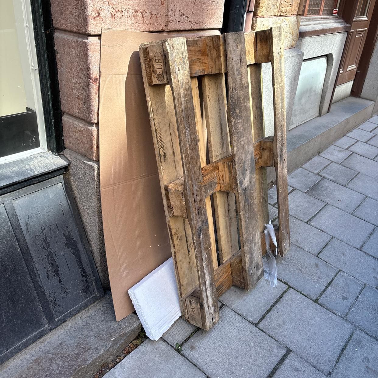 image of Träpall och kartong - Stockholm
