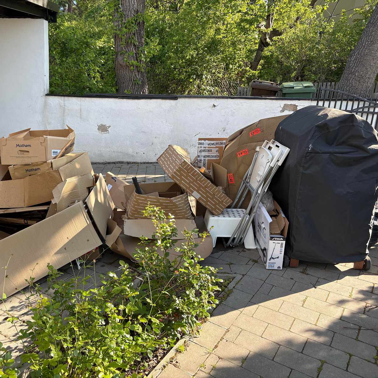 image of grill, kartonger, gräs - Solna