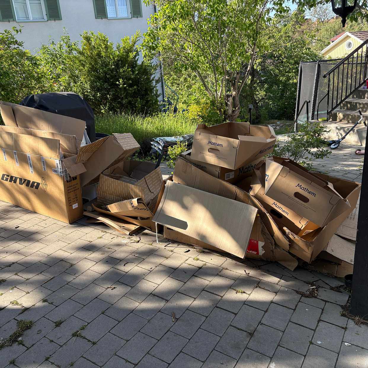 image of grill, kartonger, gräs - Solna