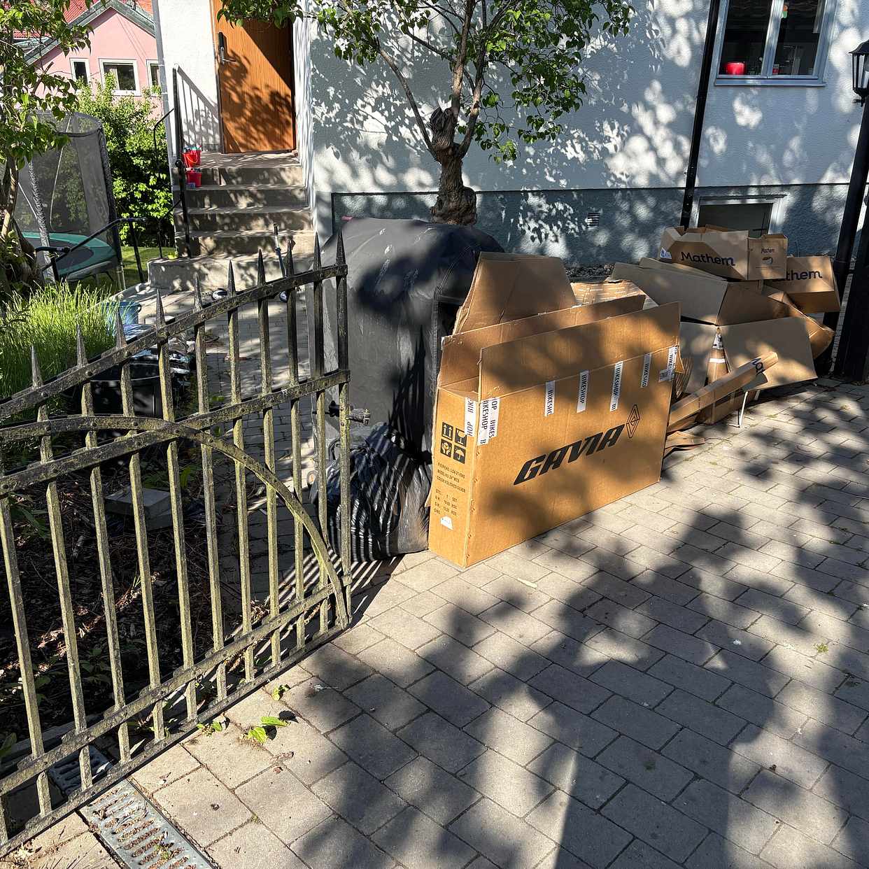 image of grill, kartonger, gräs - Solna