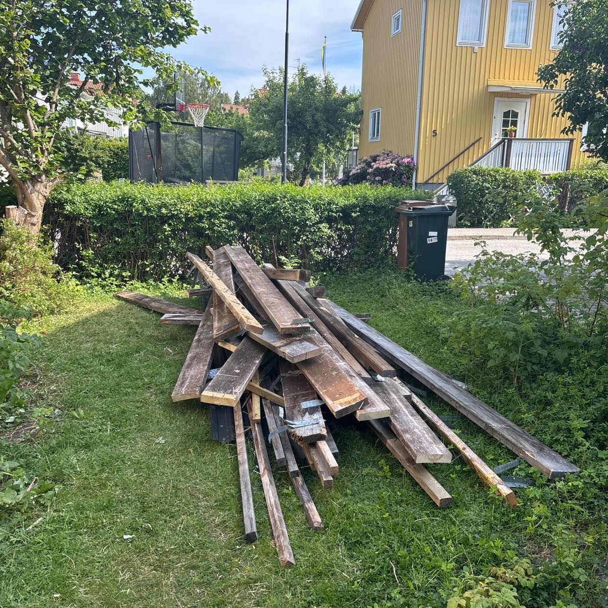 image of Köra bort högen - Bromma
