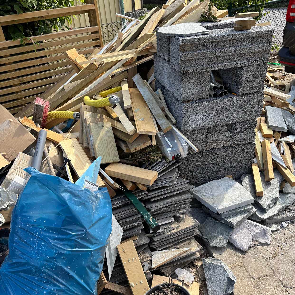 image of Slänga träavfall - Lidingö