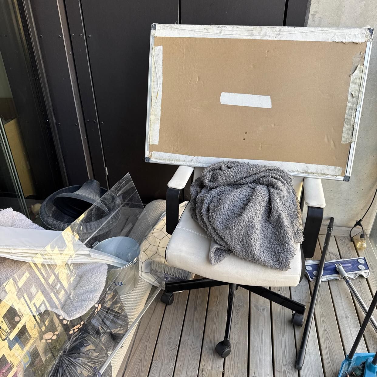 image of Skräp och stol att slänga - Stockholm