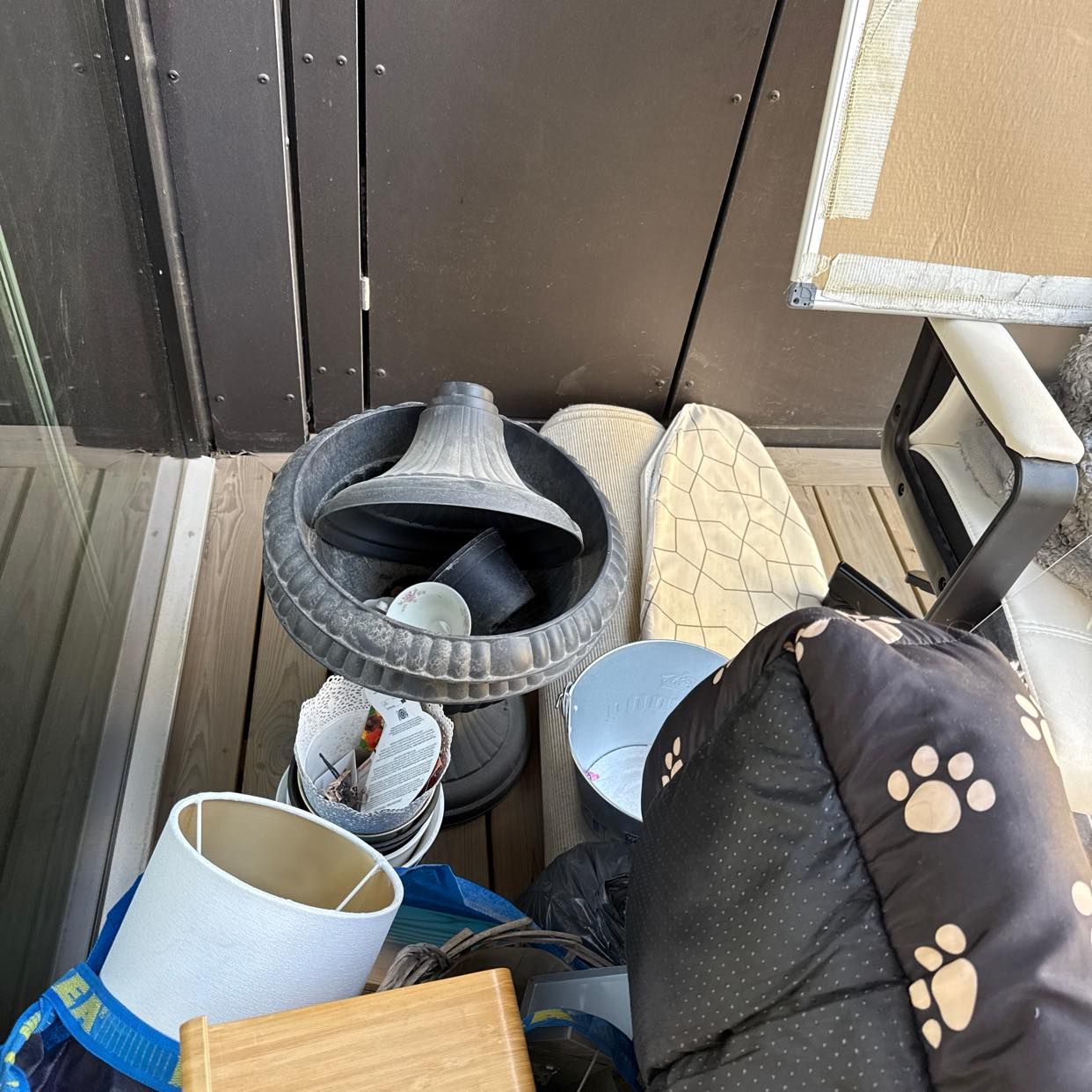 image of Skräp och stol att slänga - Stockholm