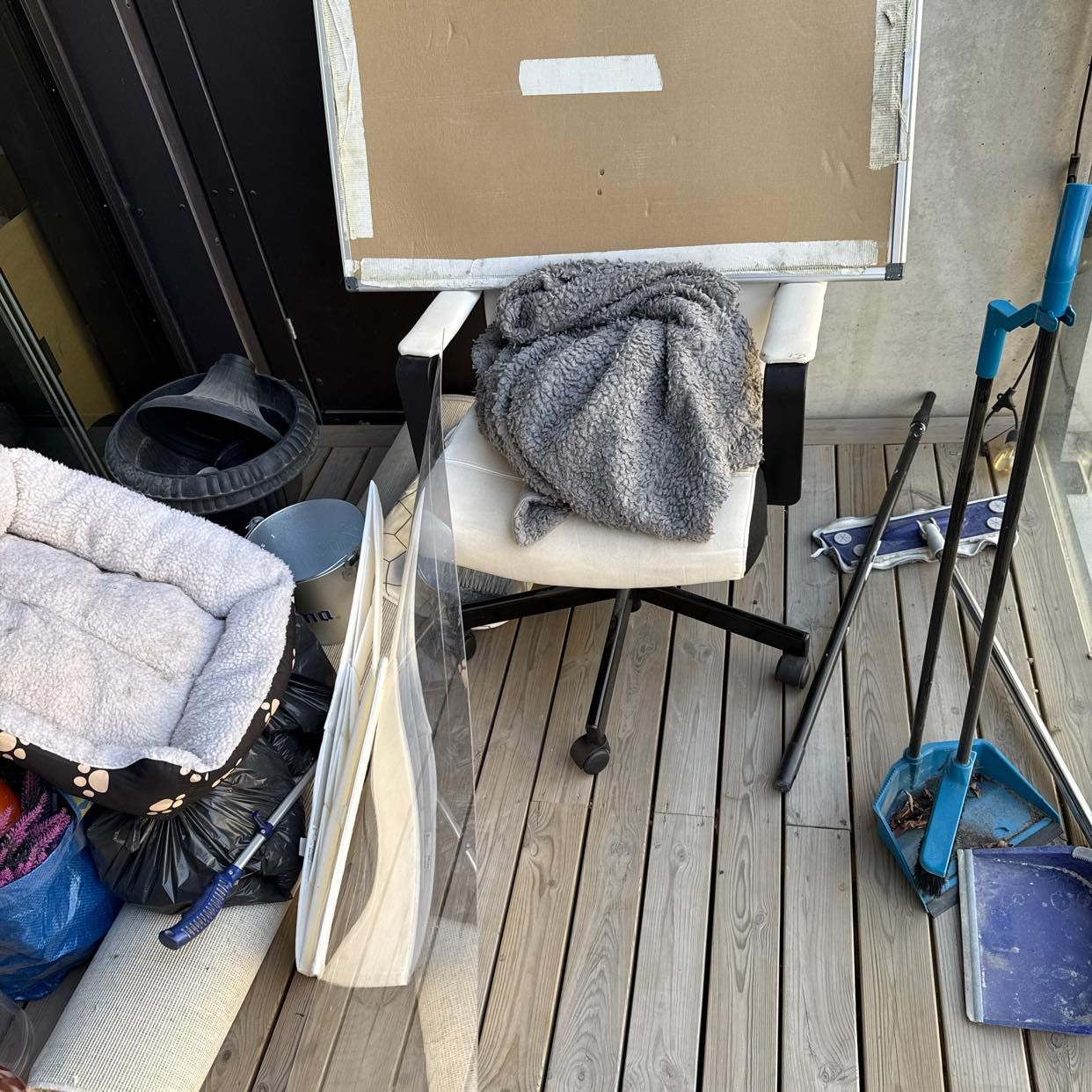 image of Skräp och stol att slänga - Stockholm