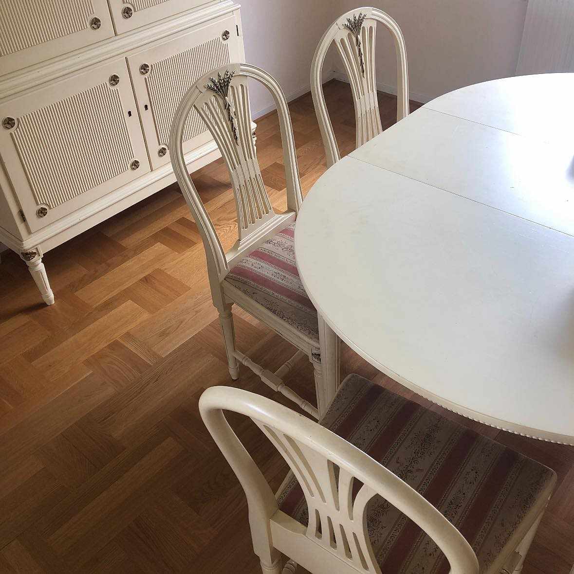image of Skåp, bord, 6 stolar - 