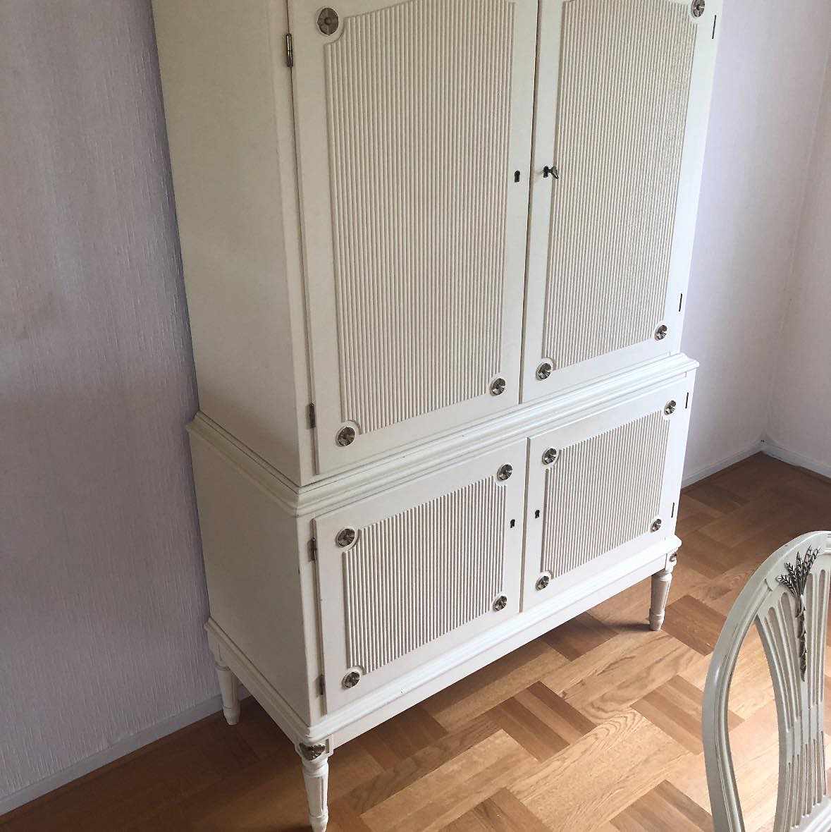 image of Skåp, bord, 6 stolar - 