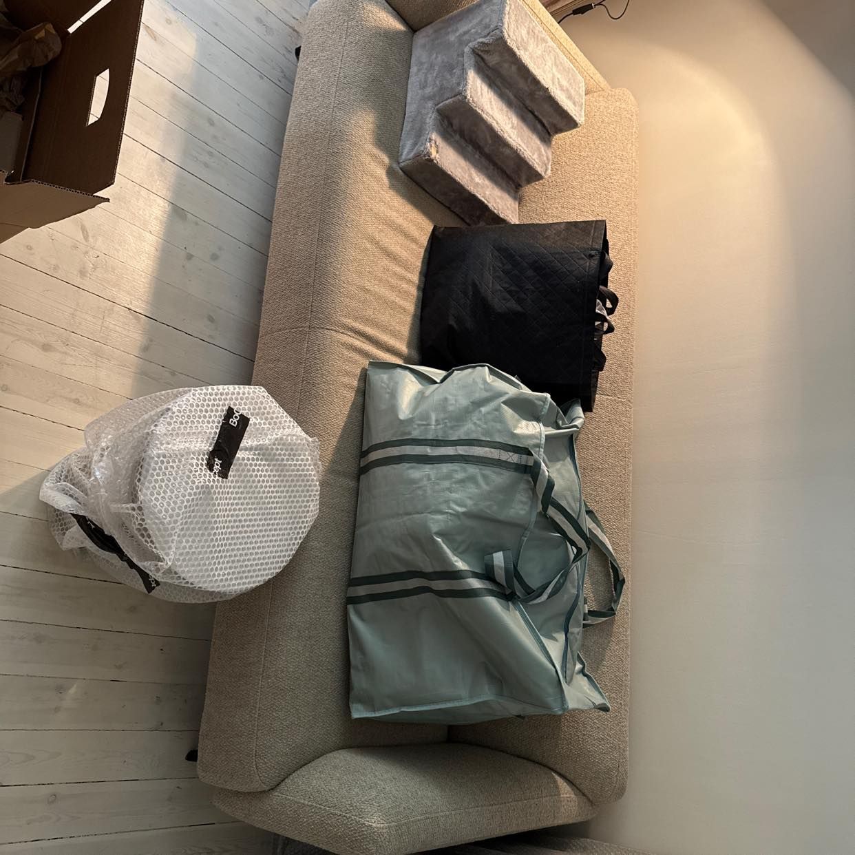 image of Soffa, fåtölj och kartong - 