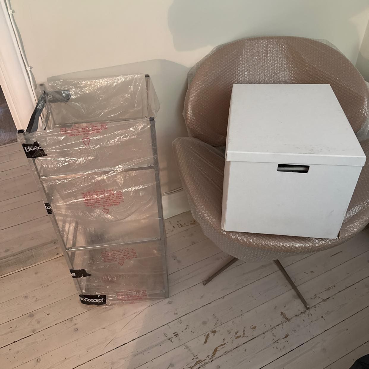 image of Soffa, fåtölj och kartong - 