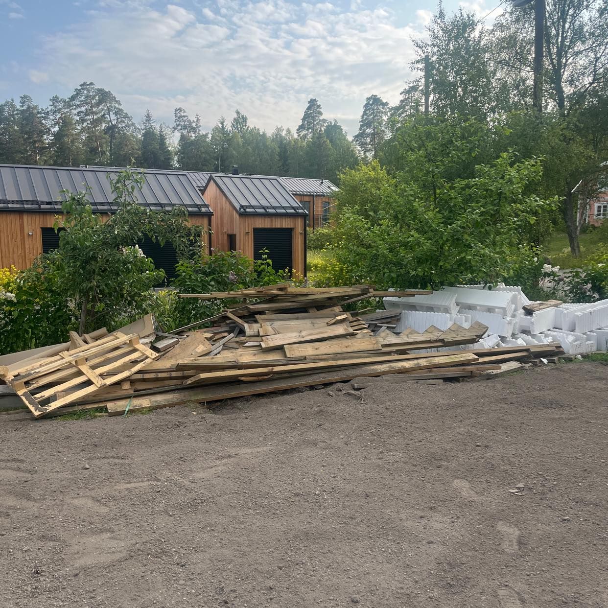 image of Slänga avfall från poolby - Åkersberga