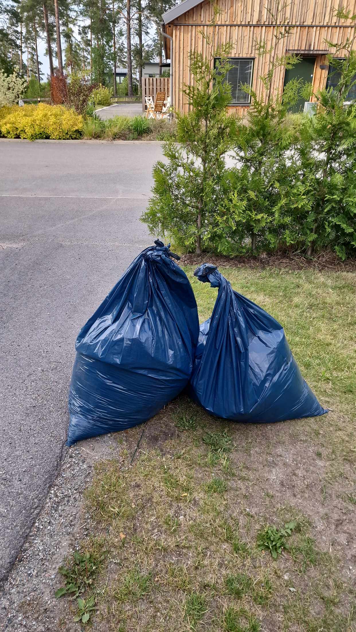 image of Två påsar trädgårdsavfall - Uttran