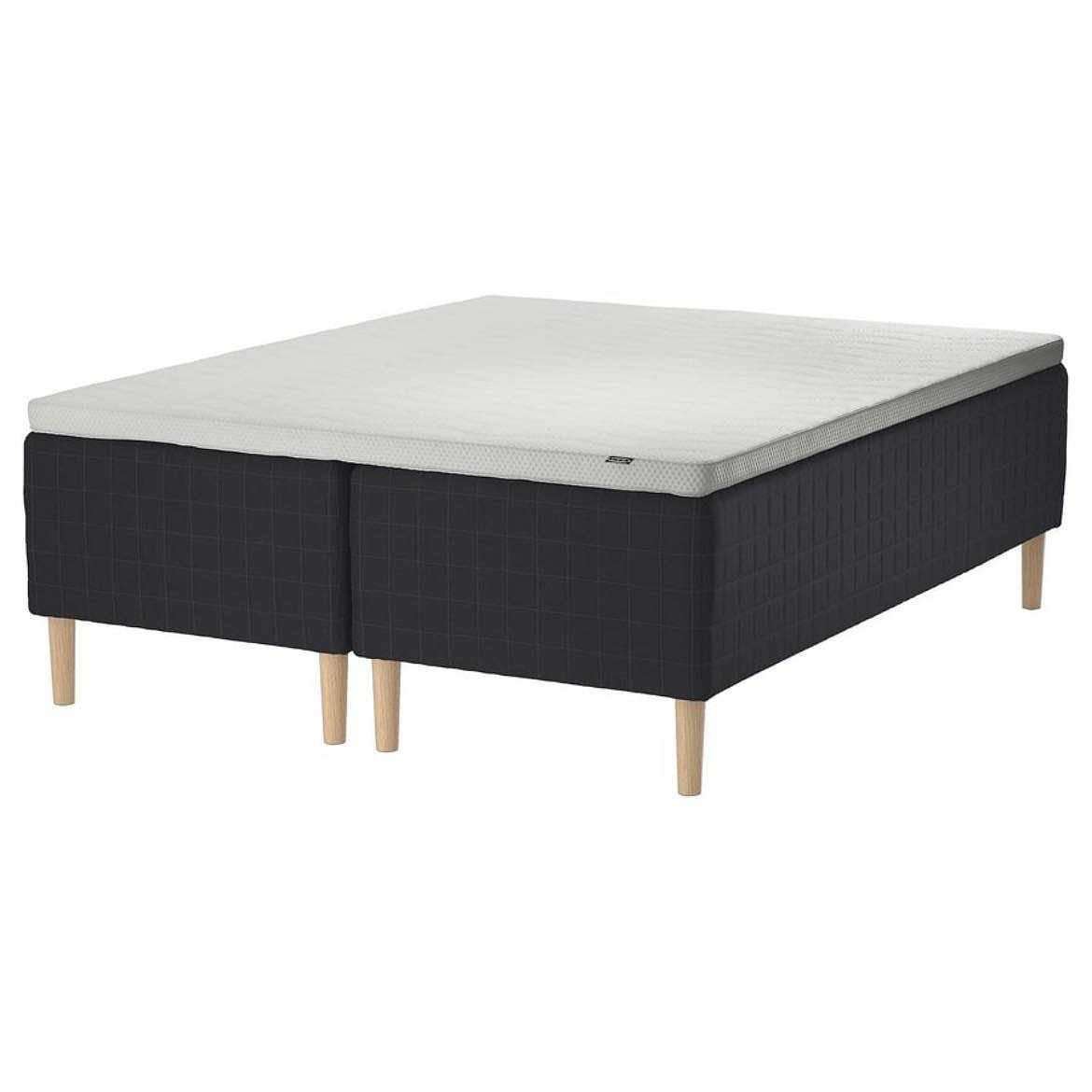 image of 2 sängar, packad garderob - 