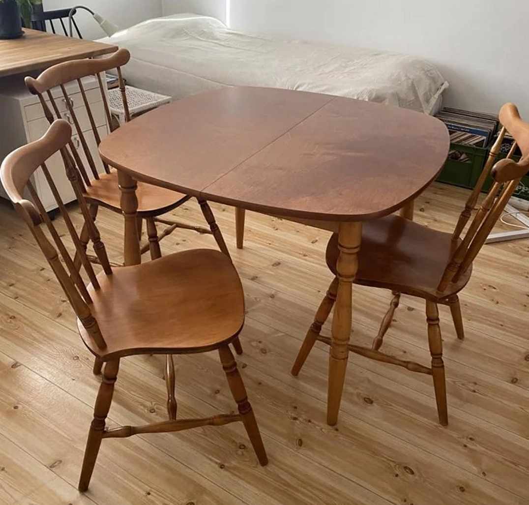 image of Bord 95×95cm och 3 stolar - 