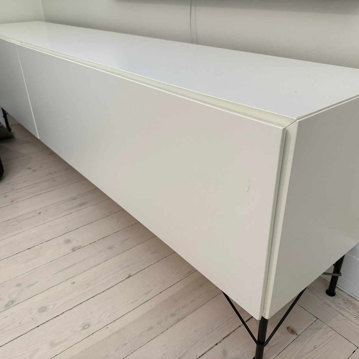 image of Säng, TV-bänk och lådor - 