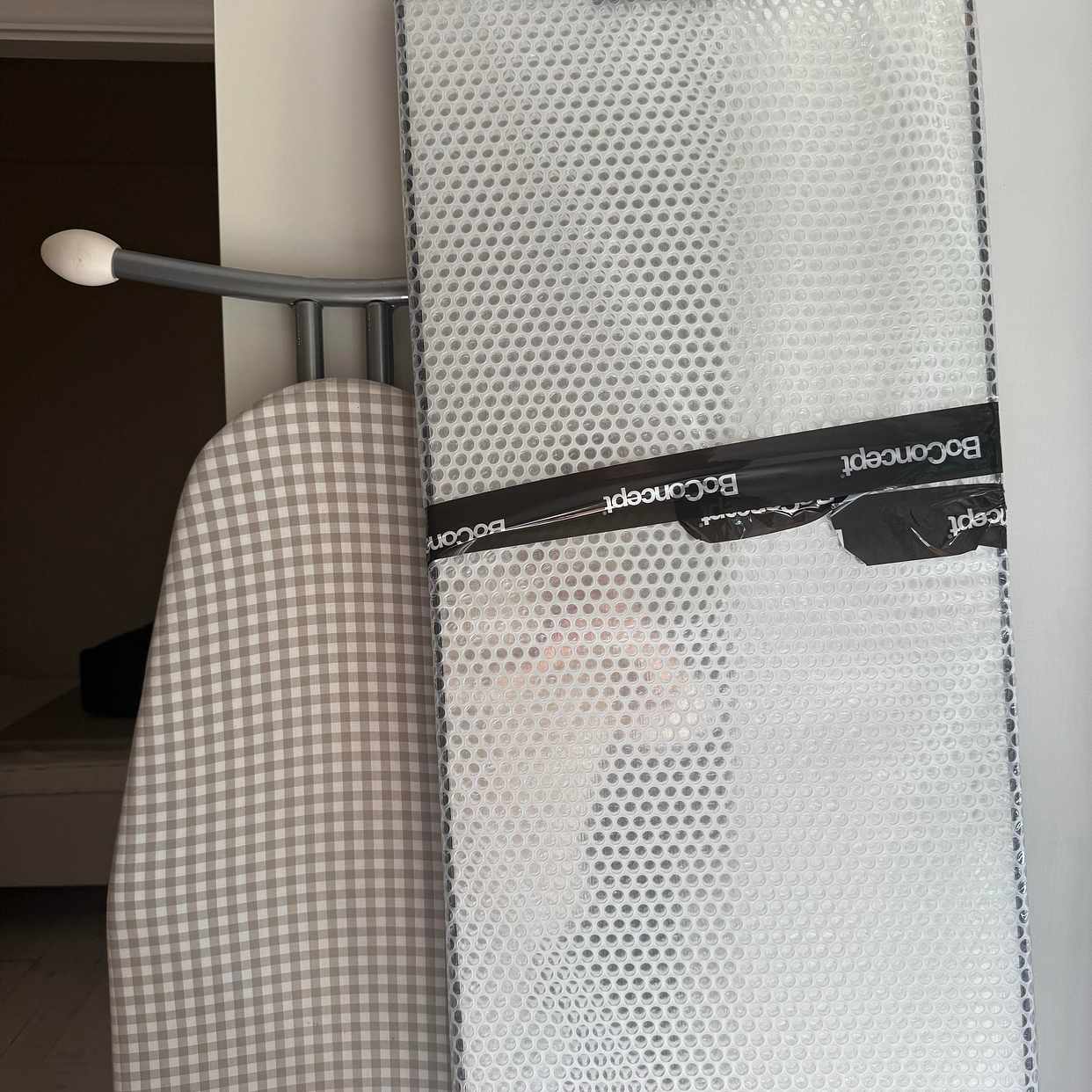 image of Säng, TV-bänk och lådor - 