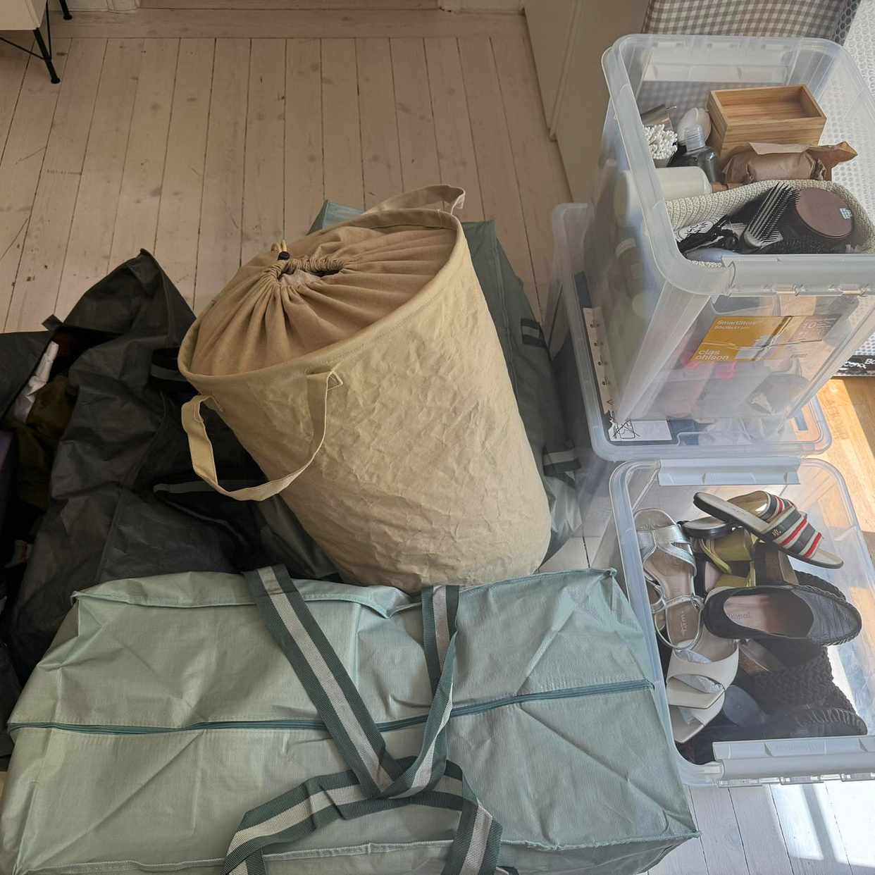 image of Säng, TV-bänk och lådor - 