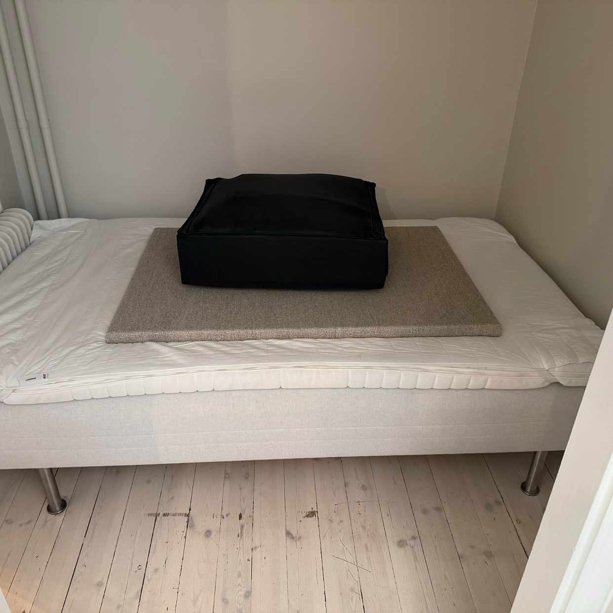 image of Säng, TV-bänk och lådor - 