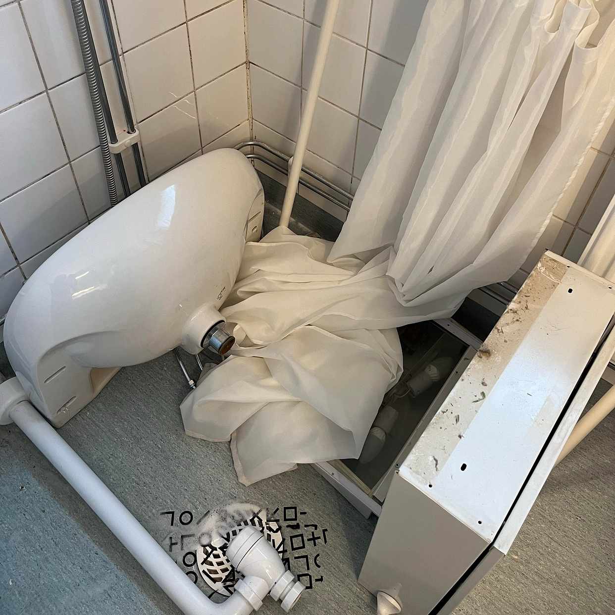 image of Handfat, spegel, dusch - Bagarmossen