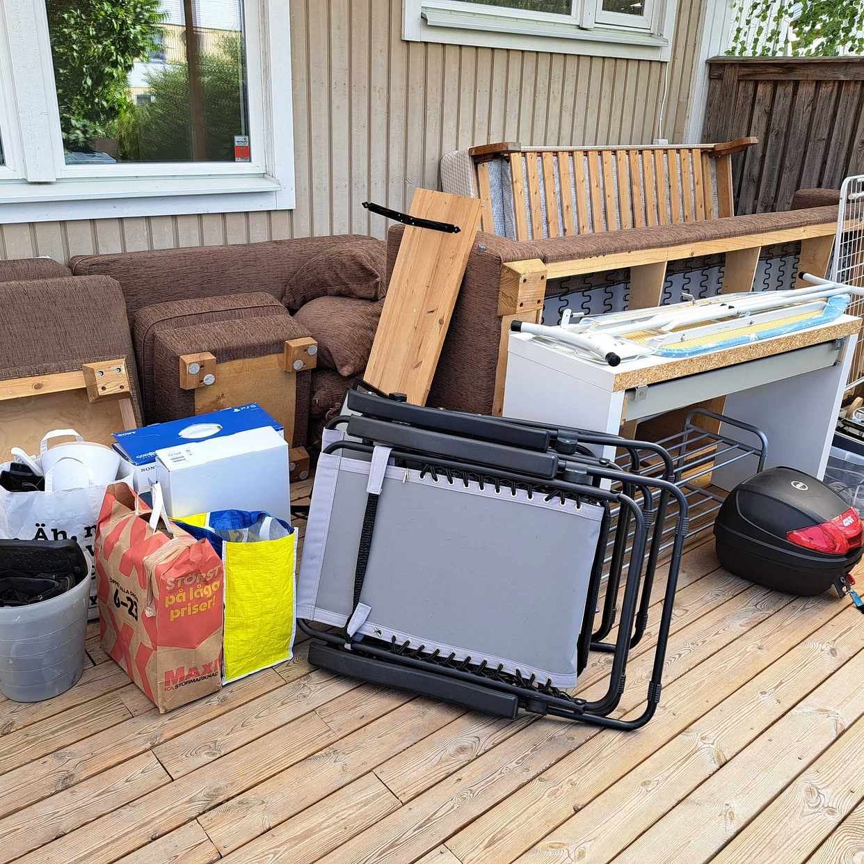 image of Soffa, säng, sminkbord - Vällingby