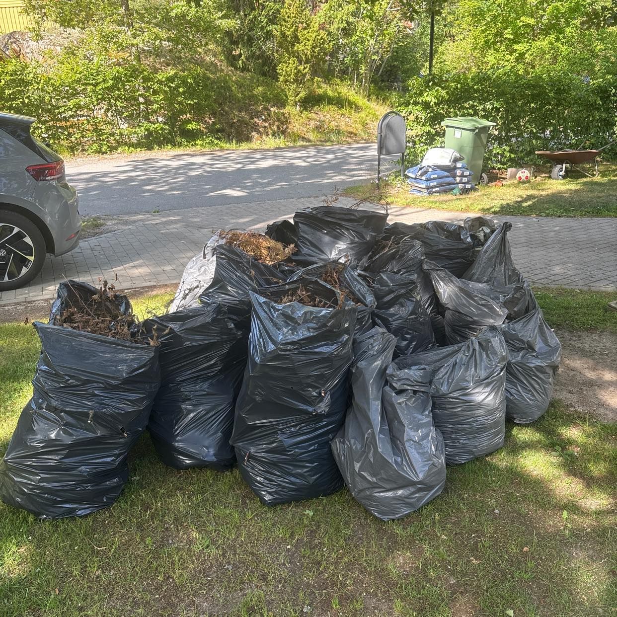 image of 22 säckar kvistar och löv - Saltsjö-Boo