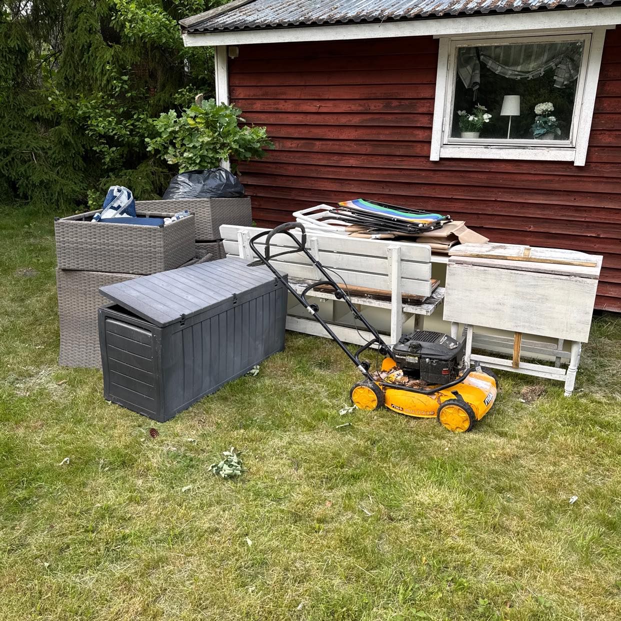 image of Möbler och gräsklippare - Fållökna