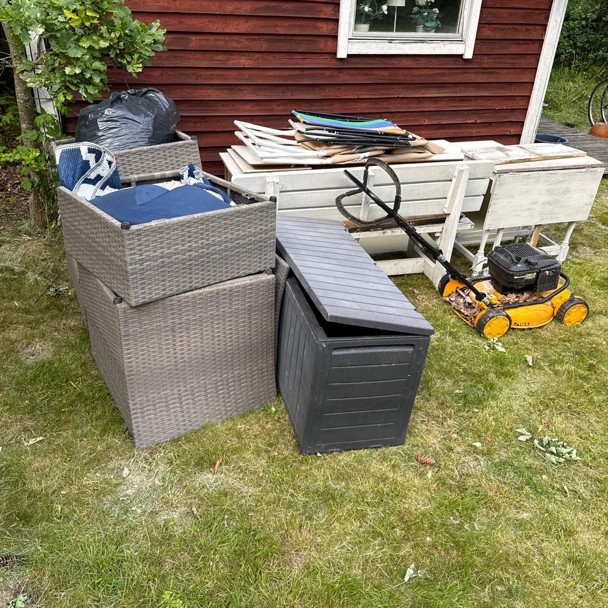 image of Möbler och gräsklippare - Fållökna