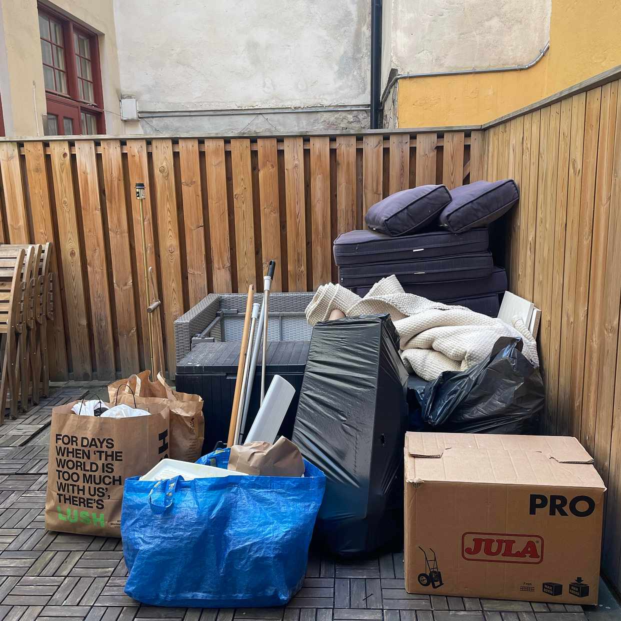 image of Återvinn möbler och avfal - Stockholm