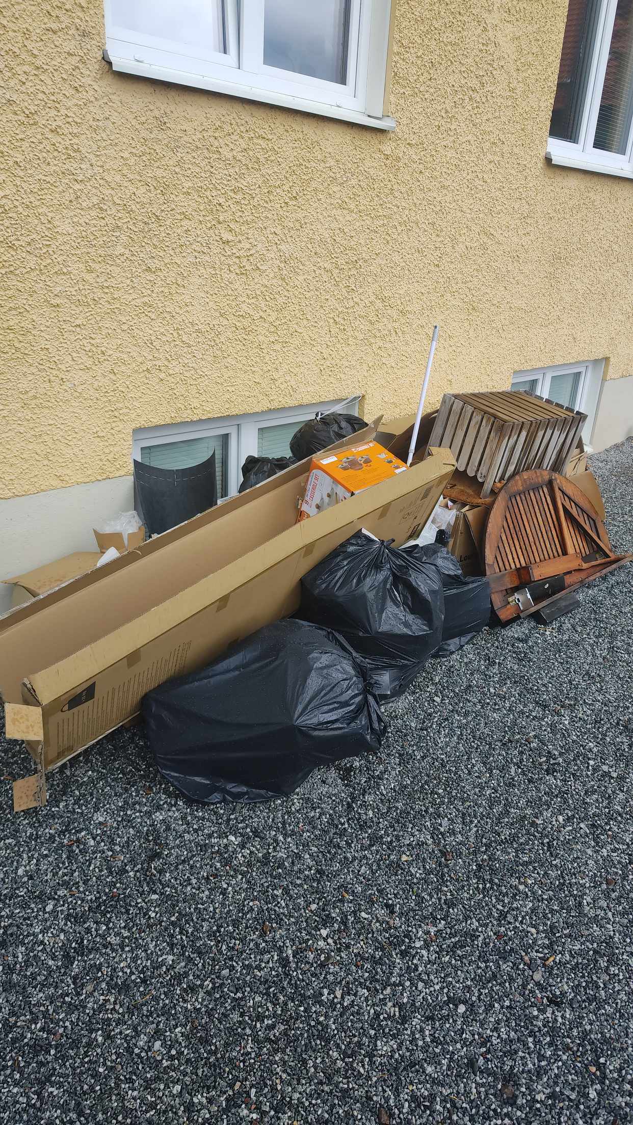 image of Diverse skräp ska slängas - Sollentuna