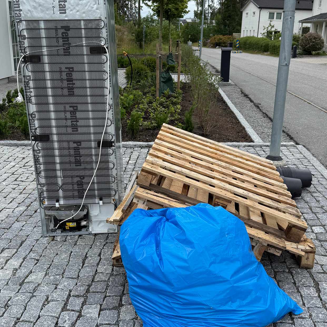 image of Kylskåp + sorterat avfall - Täby