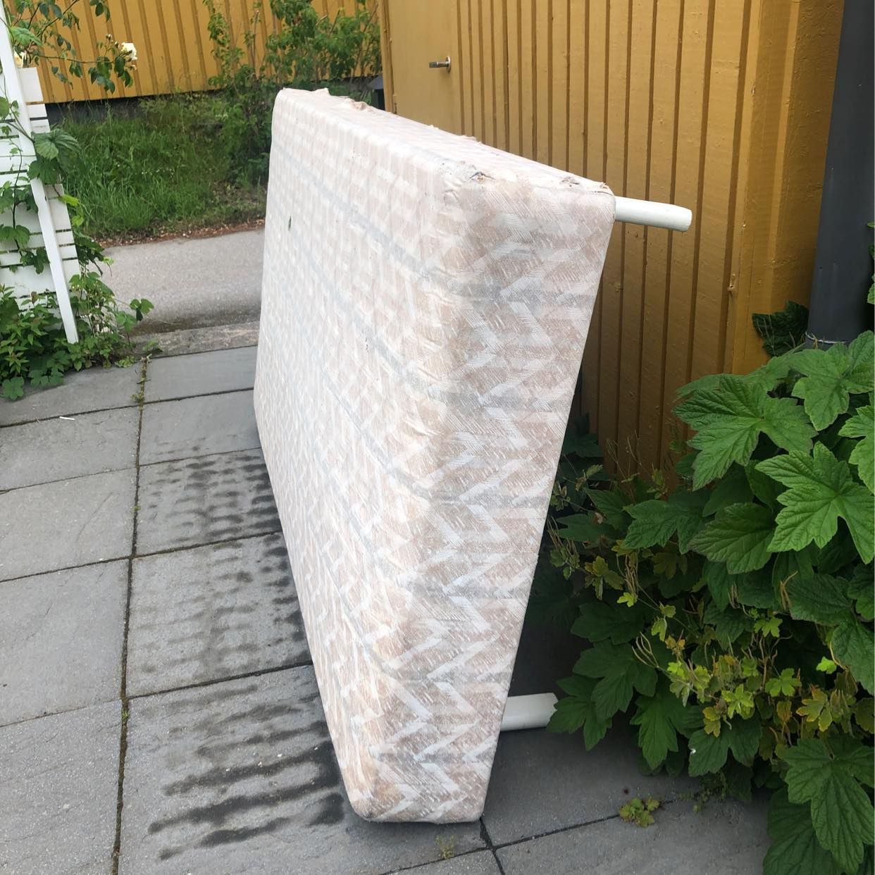 image of 90 säng till tippen - Lidingö
