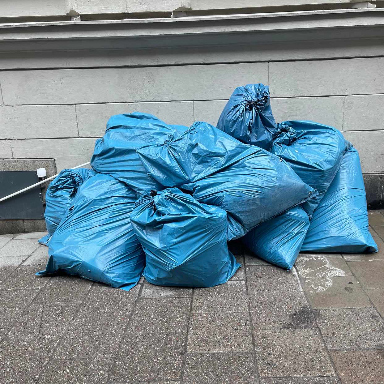 image of 12 sopsäckar med skräp - Stockholm