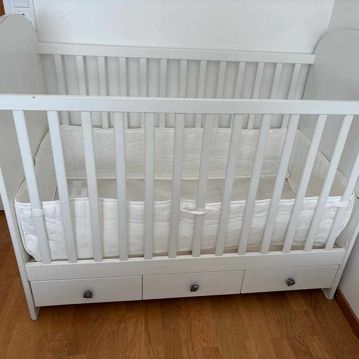image of Spjälsäng Fåtölj Lampa mm - Eslöv
