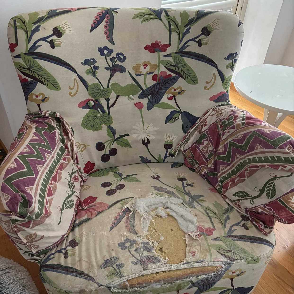 image of Spjälsäng Fåtölj Lampa mm - Eslöv