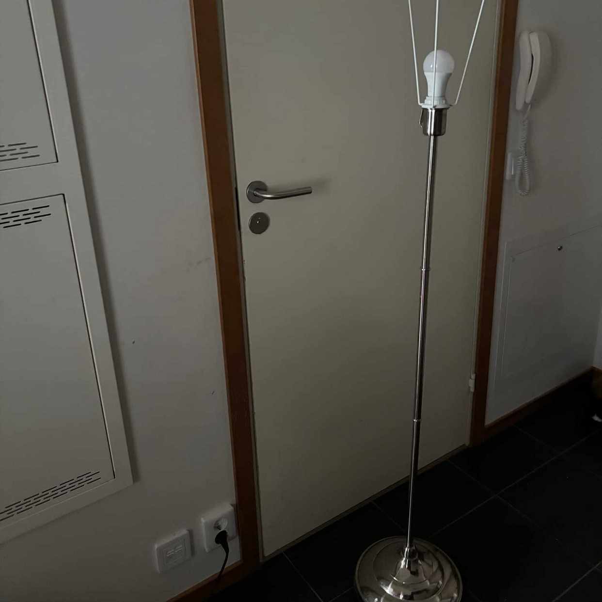 image of Spjälsäng Fåtölj Lampa mm - Eslöv