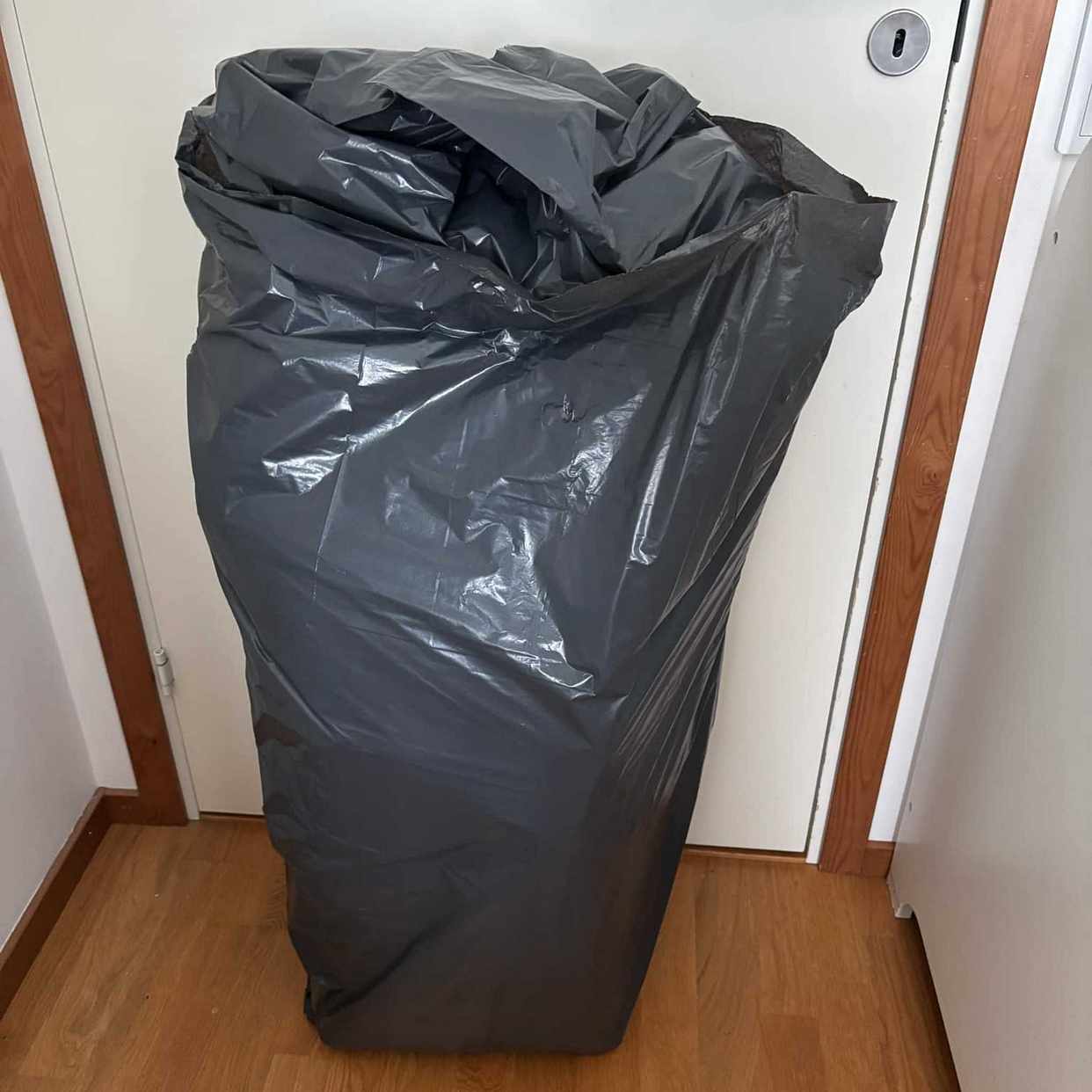 image of Spjälsäng Fåtölj Lampa mm - Eslöv