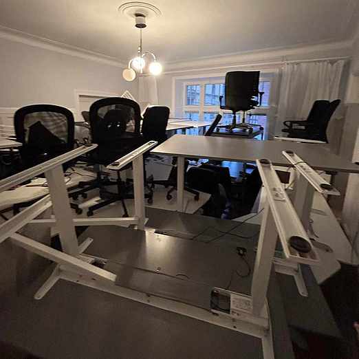 image of Vi skänker kontorsmöbler - Stockholm