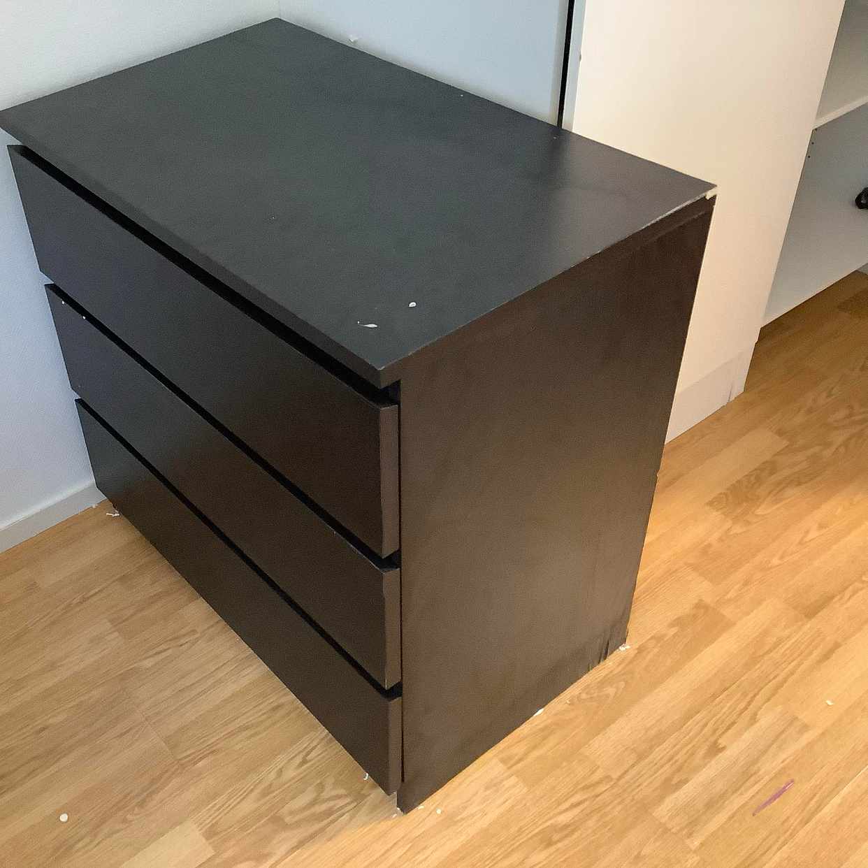 Byrå, skrivbord och frys