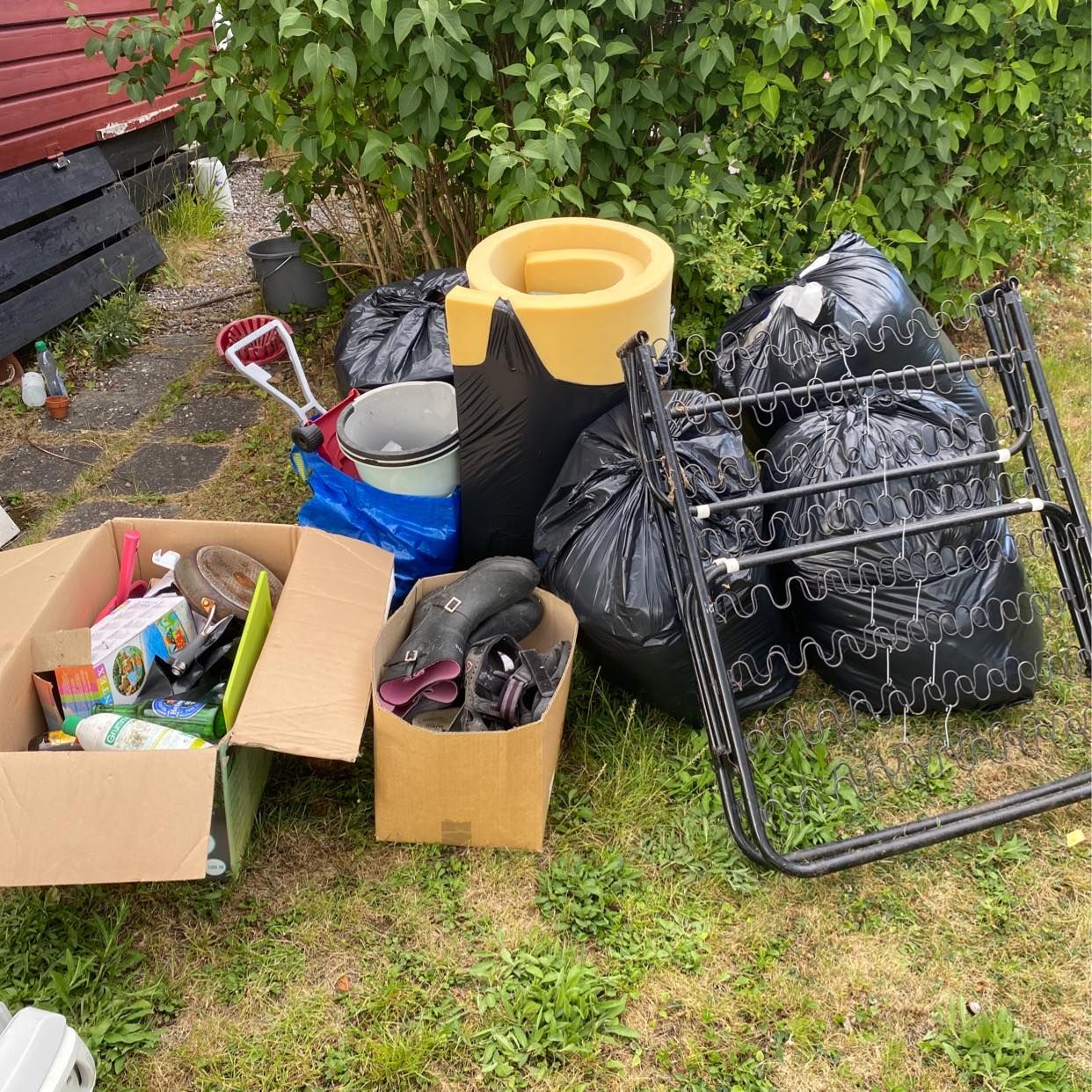 image of Kasta trasiga möble - Bromma