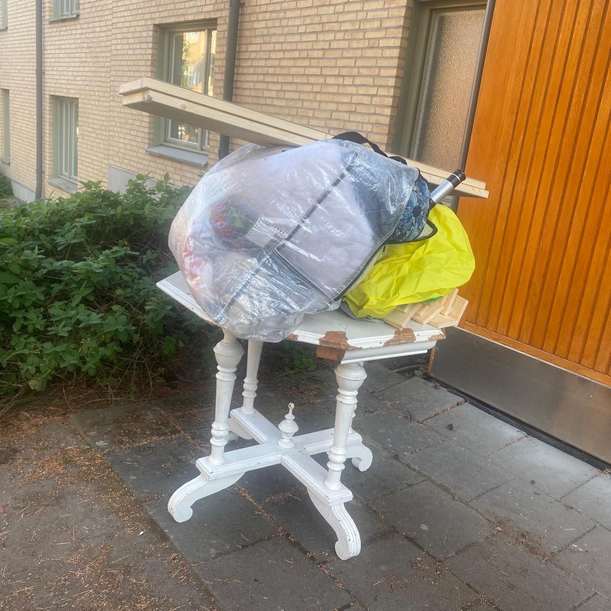image of Bord 2 plankor, textil . - Bromma