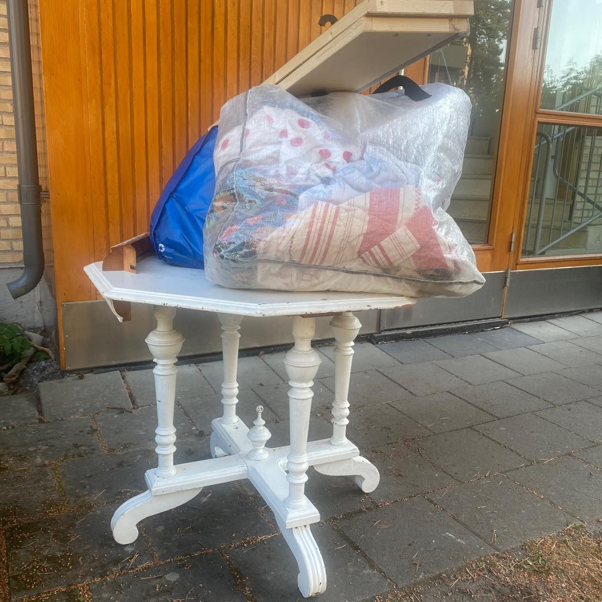image of Bord 2 plankor, textil . - Bromma