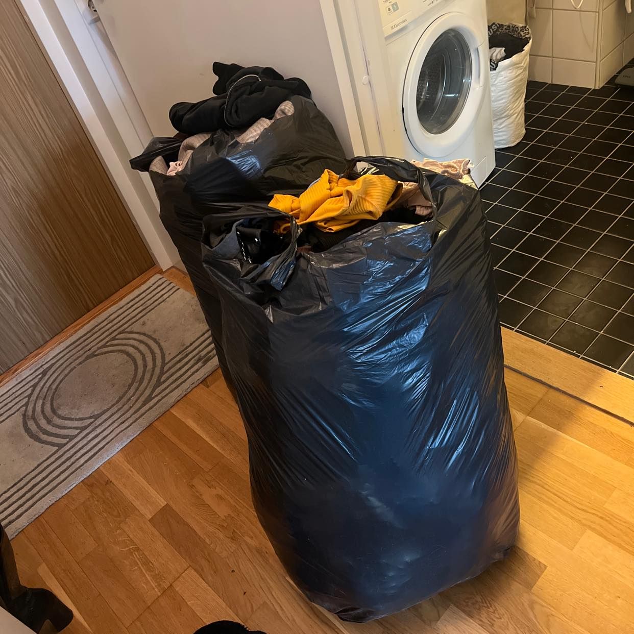 image of Påse med kläder slängas! - Farsta